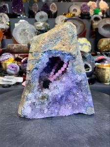 full raw geode with raw basalt只有一颗👉💯天然原矿紫晶洞 福气寿星头顶✅ 洞口晶花龙骨👍 晶体光泽亮晶✨ 绿皮玛瑙边✅ 高height with base: 18.5cm 宽width: 15cm x 10cm 洞hole: 4cm 重weight: 2.6kg 📍Johor Bahru 区可自行取货或邮寄服务