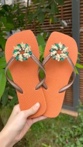 Dép xỏ ngón gắn Charm Đá Pha Lê Nguyệt Quế ( Charm màu bất kì Tím Đỏ Hồng Xanh Vàng đồng )