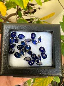 ไพลิน สี น้ำเงิน ของเทียม หยดน้ำ บลูแซฟไฟร์ น้ำเงิน ขนาด 6X4 หยดน้ำ 4 เม็ด SYNTHETIC BLUE SAPPHIRE PEAR CORUNDUM 6X4 MM 4 PCS