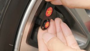 Móc khóa xe máy ô tô bằng kim loại nhẹ bền đẹp ( tặng kèm 4 ốc van xe)