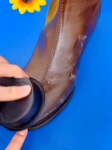 น้ำยาขัดรองเท้า+ฟองน้ำขัดรองเท้า ช่วยให้รองเท้าเงางามอยู่เสมอ บำรุงหนังรองเท้า