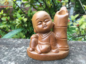 Hộp Đựng Tăm Chú Tiểu Gỗ Bách Xanh 10cm – Lọ Tăm Trang Trí Bàn Trà Bàn Ăn
