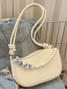 กระเป๋าสะพายข้างทรงสี่เหลี่ยมเล็กแบบสะพายข้างด้วยโซ่ไข่มุกหรูหรา กระเป๋าสะพายไหล่เดียวแฟชั่นสำหรับผู้หญิง ฤดูใบไม้ผลิและฤดูร้อน 2025 กระเป๋าใต้วงแขนแบบใหม่