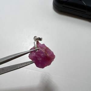 15135- MẶT TINH THỂ RUBY ĐỎ HỒNG ( THIÊN NHIÊN ) CÓ MÓC BẠC .