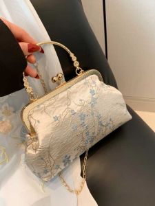 ชิค กระเป๋าถือปักสไตล์จีน 2024 กระเป๋าสะพายข้างโซ่แฟชั่นใหม่ ผู้หญิง กระเป๋าสะพายไหล่ ศิลปะ สไตล์แห่งชาติ