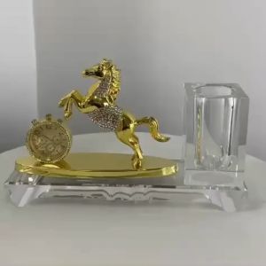 HỘP ĐỰNG BÚT ĐỂ BÀN CÓ ĐỒNG HỒ HÌNH TUẤN MÃ MẠ VÀNG SIÊU SANG TRỌNG - HDB05