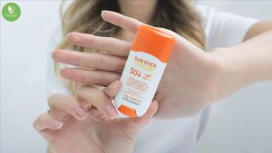 Sáp chống nắng W.SKIN TRIPLE CARE SUNSTICK SPF50+/ PA++++ (17g) kết cấu mỏng nhẹ không gây bết dính không để lại vệt trắng trên da thiết kế tiện lợi dễ dàng mang theo (Hàng nhập khảu chính hãng tem mác đầy đủ rõ ràng)