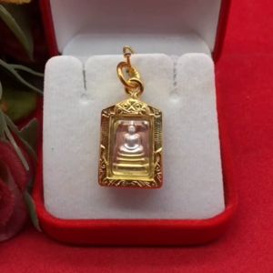 จี้พระสมเด็จ วัดระฆัง องค์สามกษัตริย์ ขนาด 1.6x2.1cm กรอบเลี่ยมทองตัดลาย จักรพรรดิแห่งพระเครื่องเบญจภาคี แคล้วคลาดปลอดภัย งานสวยพร้อมบูชา