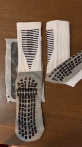 ถุงเท้ากันลื่น ลายขีด ถุงเท้าฟุตบอลกันลื่น สำหรับกีฬาฟุตบอล ระบายอากาศ มี5สี กันลื่น กีฬา ตรงปก ออกกำลังกาย