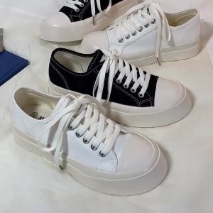 รองเท้าผ้าใบระบายอากาศสีดำแฟชั่นผู้หญิงทำจากผ้าใบสไตล์เรียบง่ายนุ่มและสวมใส่สบาย