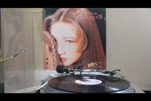 1 แผ่นเสียง 12นิ้ว C63 แสงระวี พยัคฆ์สาว 10เพลง แผ่นVG+ ริ้วรอยบาง เสียงรบกวนเล็กน้อยถึงกลางๆ ไม่มีรอยลึก ปกVG+ มีตำหนิขอบไม่ขาด สันไม่ทะลุ แผ่นได้รับการล้างทำความสะอาดแล้ว