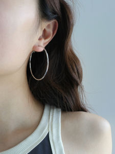 Millennium Hot เด็กผู้หญิง โลหะวงกลมขนาดใหญ่ พื้นผิว หู ข้อมือเสื้อ ไม่มีการเจาะม้วนกันยุงแบบหนีบหูเครื่องประดับแฟชั่น ผู้หญิง อุปกรณ์เสริม