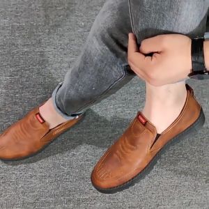 รองเท้าหนังวัวผู้ชายแบบสวม ทรงเตี้ย พื้นยางทนทาน ใส่สบาย กันลื่น เหมาะสำหรับชุดลำลอง