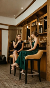 Kursi Bar Tinggi 70cm Kulit Sintetis Coklat Dudukan Empuk Rangka Kayu dan Stainless Elegan