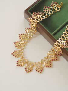 Vintage Fashion Necklace with Lush Floral Pattern Alloy or Silver Plated Chain Stylish Pearl Detailing for Women