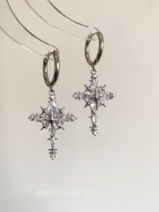 ต่างหูรูปคริสตัล Zircon ทรงสี่เหลี่ยมเล็กๆ น่ารักและเย็นสบาย ตกแต่งด้วยโลหะผสม เครื่องประดับแฟชั่นสำหรับผู้หญิง