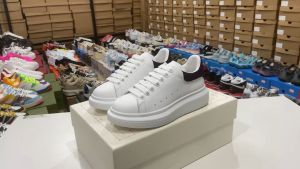 รองเท้าผ้าใบ สีขาว McQueen ทรงสวย ตรงปก การันตีคุณภาพ พร้อมส่ง