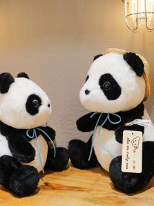 ตุ๊กตาแพนด้าหมวกหญ้า ของเล่นตุ๊กตาผ้ากำมะหยี่ ของขวัญวันเกิดสำหรับเด็กชายและเด็กหญิง ตุ๊กตาหมีประทับใจ