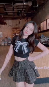 TW22759 set 2 ชิ้น เสื้อยืดทรงครอปแขนสั้น อกกสรีนโบว์ + กระโปรง