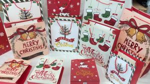 GIFT ถุงกระดาษ ลายคริสต์มาส ถุงของขวัญ เทศกาลคริสต์มาส ใส่ของขวัญ ใส่ของฝาก สินค้าพร้ิมส่งในไทย ราคาถูก