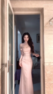 แม็กซี่เดรส ผ้าซาติน สีชมพู คอถ่วง สายเดี่ยวไขว้หลัง ข้างซ้ายมีผ้าตกแต่ง หรูหรา ไม่มีซับใน ชุดออกงาน พร้อมเข็มกลัดดอกไม้ ปาร์ตี้ #2572