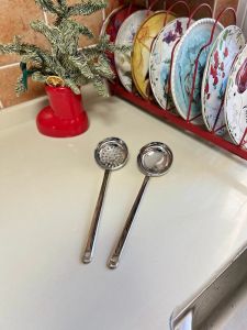 Personality Flat Bottom Soup Spoon 18/10 Stainless Steel Long Handle Soup Spoon for Home Use Hot Pot Strainer Soup Server