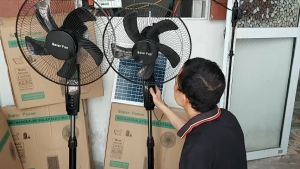 Quạt năng lượng mặt trời quạt tích điện năng lượng mặt trời solar Fan quạt tích điện có 3 chế độ gió với 5 cánh quạt sử dụng từ 6-8h tiết kiệm điện năng có thể sạc trực tiếp hoặc tích điện năng lượng mặt trời