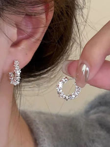 French Elegant C-Shaped Silver Dust Earrings Simple Luxury Niche Design round Square Face Ear Studs Fashionable Unique