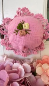 ที่หุ้มลูกบิดประตู ปักตัวหนอน ลายดอกไม้  พื้นชมพู ปลอกลูกบิดประตู ที่สวมลูกบิด  ครอบลูกบิด  ผ้าฝ้ายทอลายพื้น ถักริมโคเชต์ งานฝีมือ