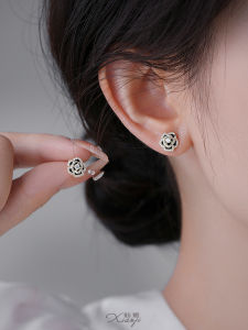 เรียบหรู มินิ สีดำ ดอกคามีเลีย ต่างหูสตั๊ดสําหรับผมสั้น ทันสมัย หรูหรา เป็นผู้หญิง เครื่องประดับหูแหวนหู สไตล์เกาหลี