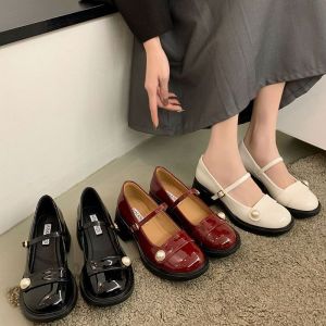 🔥Nadines🔥รองเท้าส้นสูงสีแดง รองเท้าแมรี่เจน ผู้หญิง ใหม่ ส้นหนา ประดับมุก สูง 6 ซม. เดินสบาย