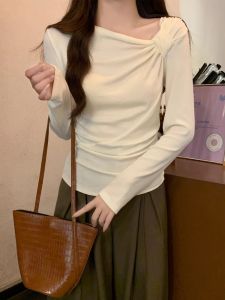 เสื้อยืดคอเฉียงแขนยาวทรงสลิมฟิตสำหรับผู้หญิงในช่วงต้นฤดูใบไม้ร่วงปี 2025 เสื้อเชิ้ตชั้นในดีไซน์เรียบง่ายแบบลำลองสำหรับผู้หญิงวัย 18-35 ปี