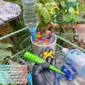 PB4 - vòi tưới nhỏ giọt cắm thẳng miệng chai có thể tưới từ 1-15 ngày (lưu ý dòng không kén miệng chai xem trong mô tả)
