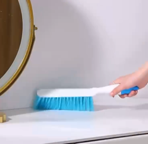 ZH337 Soft Bristle Bed Sheets Sweeping Cleaning Brush with Long Handle Reusable for Gentle Effective Cleaning Tasks