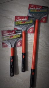 Cây sủi sơn vệ sinh tường và mặt phẳng cán dài Thanh Bình (tặng hộp 10 lưỡi dao) dùng sủi vết sơn vết bẩn trên tường sàn