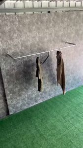 ราวแขวนผ้าติดผนังรุ่นตัว U ขาค้ำกลาง 45 องศา มีขนาดยาวตั้งแต่ 1.5 เมตร จนถึง 3 เมตร ทำด้วยท่อเหล็ก 6 หุน(3/4 นิ้ว)