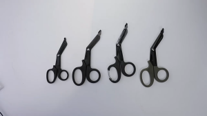 กรรไกรตัดผ้าล็อค นักฟุตบอล ความยาว15cm กรรไกรตัดเทปล็อค ใช้สำหรับตัดผ้าล็อค ทำจากสแตนเลส ส่งจากไทย ส่งไว ตรงปก