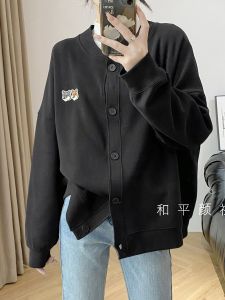 เสื้อคาร์ดิแกนคอตั้งปักลายหมาป่าสองตัว แขนยาว ทรงหลวม ปกติ กระดุมเดียว ฤดูใบไม้ผลิ 2023 เสื้อแจ็คเก็ตสั้นผู้หญิง