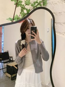 เสื้อคาร์ดิแกนถักสั้นผู้หญิงสีเทาปักลายผีเสื้อ ทรงหลวม แขนยาว ปกติ คอตั้ง สไตล์เรียบง่าย เสื้อคลุมกันหนาว