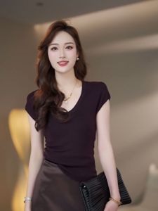 เสื้อยืดคอวีแขนสั้นทรงเข้ารูปสำหรับผู้หญิงในช่วงฤดูร้อนปี 2024 เสื้อเชิ้ตแขนสั้นทรงเข้ารูปสไตล์ฝรั่งเศส ทรงเข้ารูป เสื้อเชิ้ตคอวีแขนสั้น