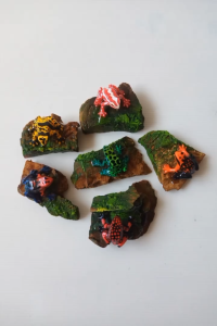 กบเรซิ่นตั้งโชว์บนฐานไม้ แต่งสี สไตล์วินเทจ ของแต่งบ้าน/โต๊ะทำงาน มี 6 แบบให้เลือก