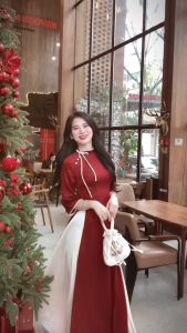 Áo dài dáng ôm truyền thống gấm Như Ngọc cổ lệch đính nơ cách điệu trẻ trung xinh đẹp