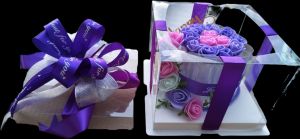 เค้กเงิน ใส่เงินได้ 15 ใบ ตกแต่งด้วยดอกกุหลาบสีสันต่างๆ มีไฟปรับได้ 3 ระดับ ขนาด 14x17x17