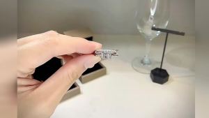 18K Gold Fidget Ring: A Stress Relief Gift for Your Daughter