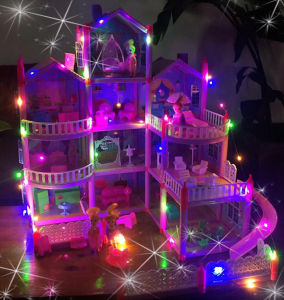 [Freebie Dolls + ไฟประดับ] Big Villa Dollhouseสี่ชั้นสาวความฝันเจ้าหญิงBarbieตุ๊กตาบ้านทําเองแกล้งเล่นชุดของเล่นของขวัญคริสต์มาส