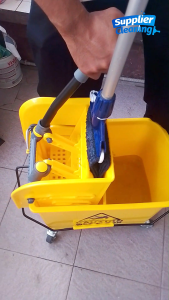 Single Bucket Mop Wringer 20L – Ember Air dengan Roda dan Pemeras Praktis