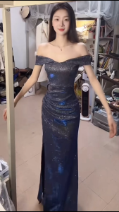 เดรสยาว กลิตเอตร์ วิบวับ เปิดไหล่ ผ้าสตาร์แกลมเมอร์ ผ่าหน้าข้างซ้าย ทรงเข้ารูป ชุดออกงานกลางคืน หรูหรา ไม่มีซับใน #1452