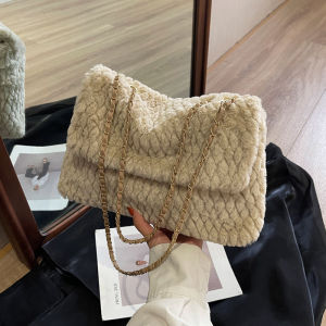 กระเป๋าใต้วงแขนผ้าพลัฌลายสก๊อตนิยมในคนกลุ่มหนึ่งกระเป๋าฤดูหนาวสำหรับผู้หญิงแบบใหม่ปี2023กระเป๋าสะพายไหล่สะพายข้างแบบซองจดหมายสายโซ่ขนฟูๆน่ารัก