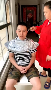 ผ้าคลุมตัดผม เสื้อคลุมตัดผม ชุดคลุมย้อมผม กันน้ํานํามาใช้ใหม่ย้อมผมผ้าคลุมไหล่ แบบเก็บผมไม่ร่วงลงพื้น