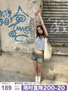 กางเกงขาสั้นผ้ายีนส์เอวต่ำสไตล์อเมริกันย้อนยุค UNRETRO กางเกงขาสั้นผู้หญิงทรงเข้ารูปที่เซ็กซี่และเท่สำหรับฤดูร้อน